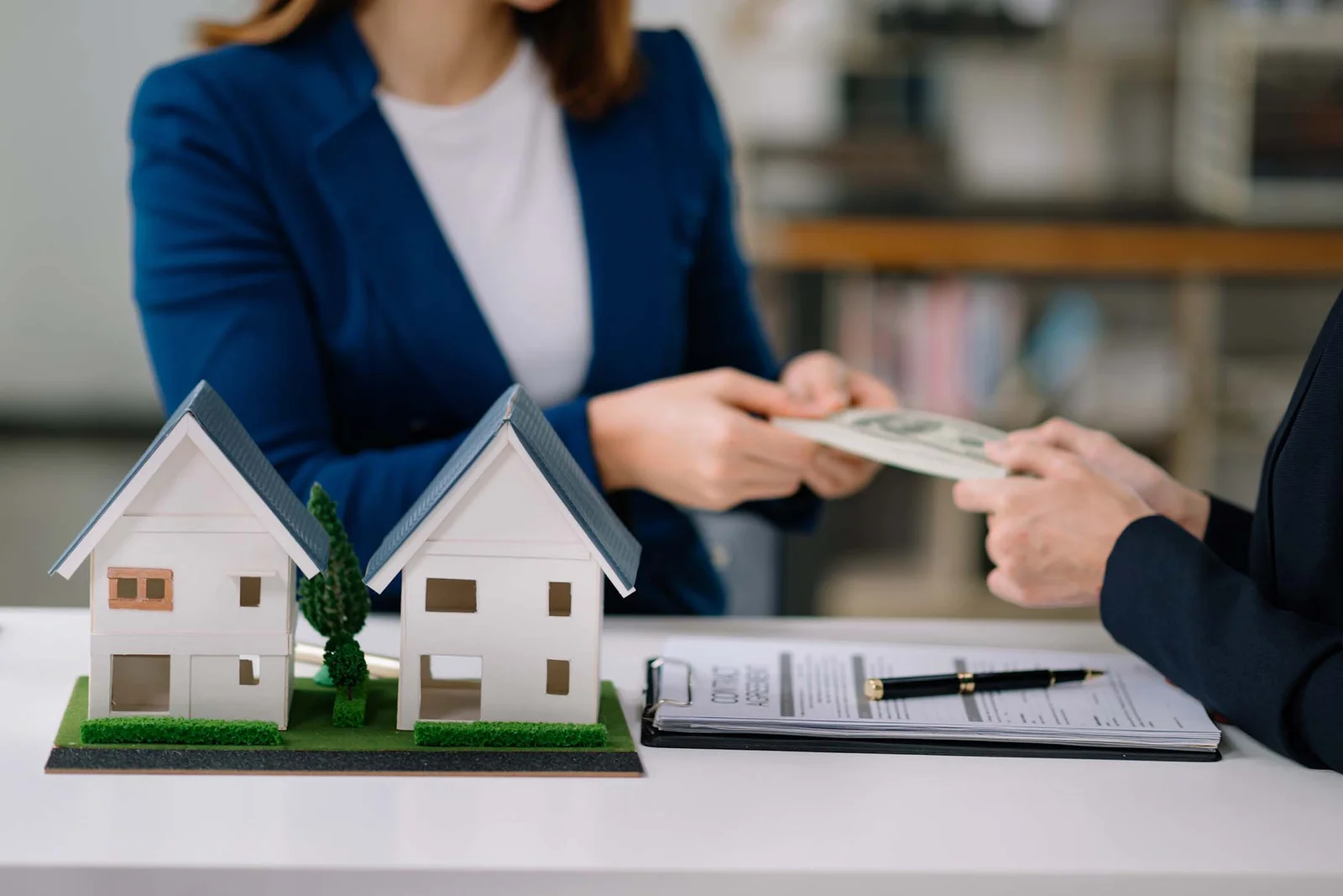 the-real-estate-agent-is-explaining-the-house-styl-7MQXKDD (1)